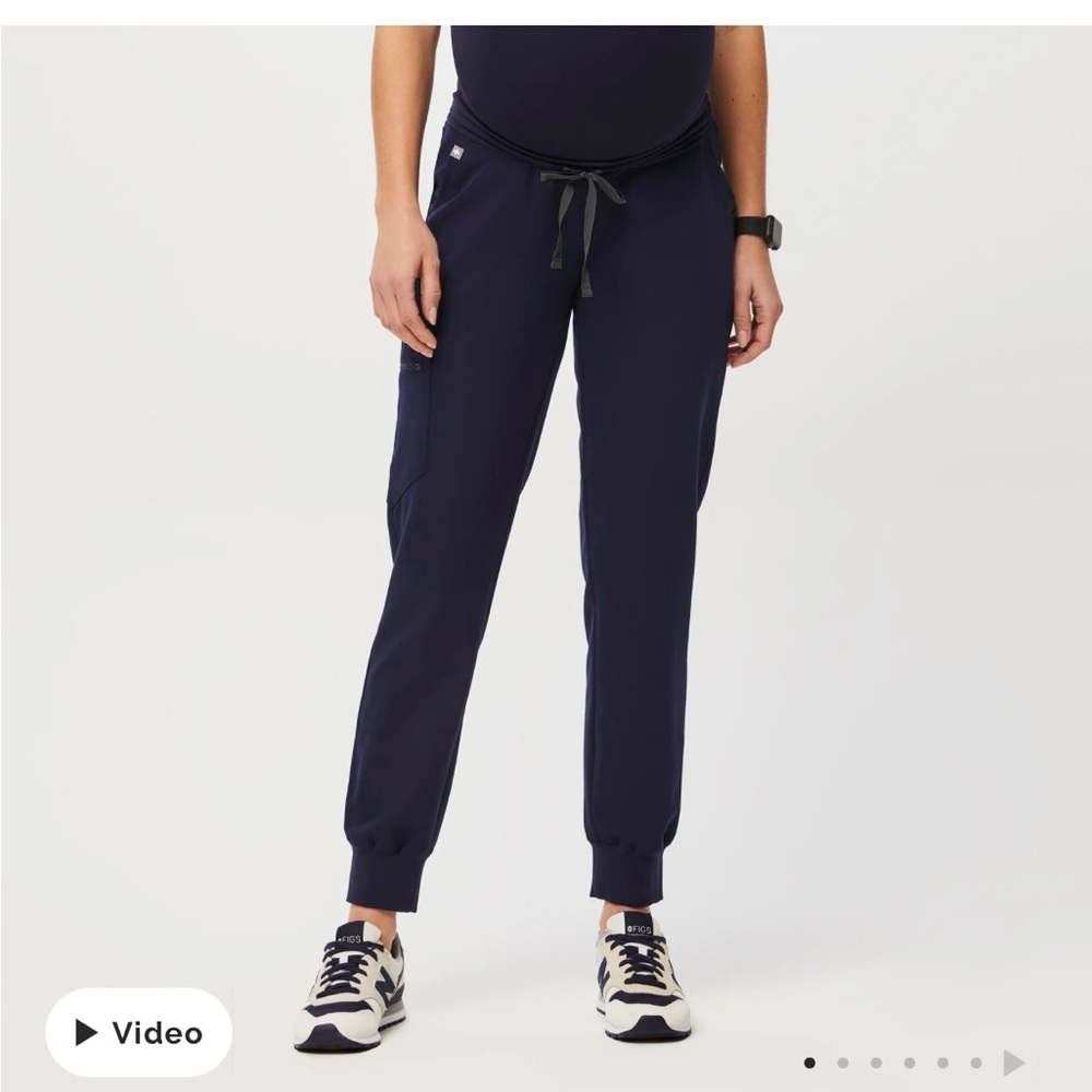 Figs Zamora maternity scrub pants in navy. Size medium